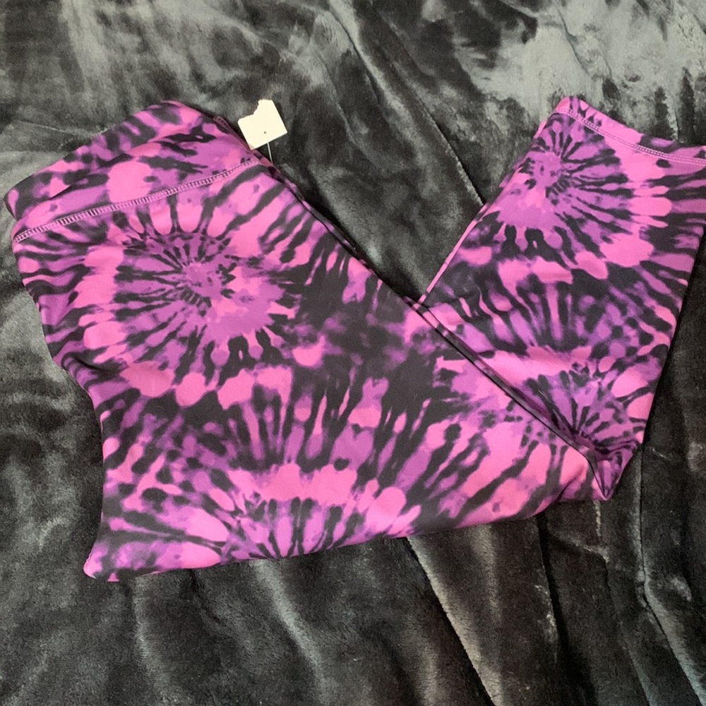 Purple tye dye capris NWT Large